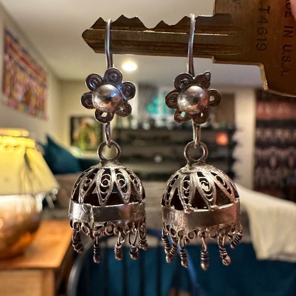 Darling sterling silver 1.5” vintage chandelier earrings w flower design. - Picture 2 of 9